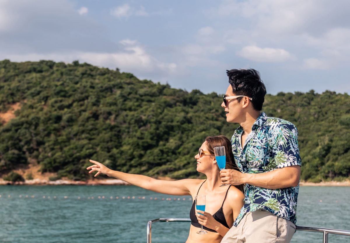 beautiful-couple-drinking-champagne-on-sailboat beautiful couple drinking champagne on sailboat